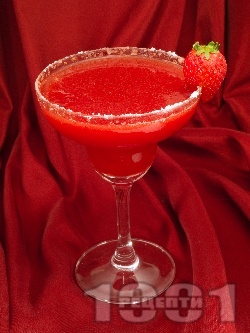 Коктейл Ягодова Маргарита (Strawberry Margarita) с текила, трипъл сек, лимонов сок, ягоди и ликьор - снимка на рецептата